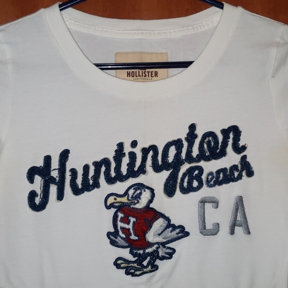 Like New!! HOLLISTER Slim Fit Tee - Picture 2 of 5